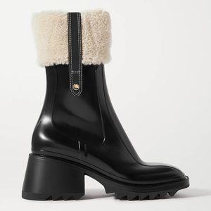 CHLOÉ
Betty shearling and leather-trimmed rubber ankle boots, IT38

Color:Black